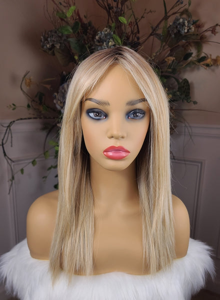 "Gwen" 18 inches- Lace front, full monofilament (honey blonde)